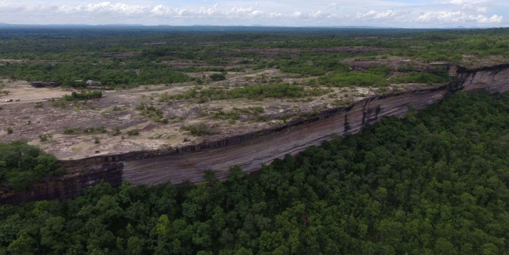 แนวผาหินทราย แหล่งภาพเขียนสีผาแต้ม อำเภอโขงเจียม จังหวัดอุบลราชธานี