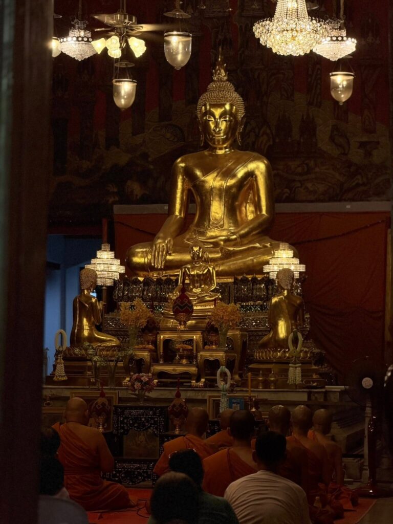 พระประธานในพระอุโบสถ วัดทองธรรมชาติ วรวิหาร