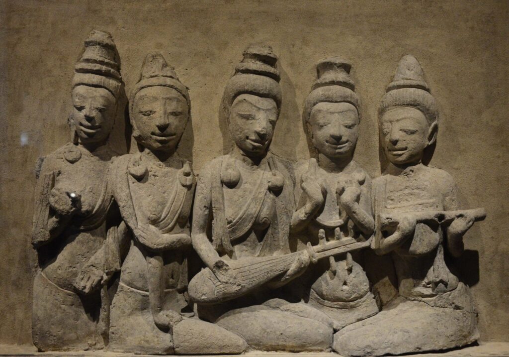 นักดนตรีสตรี ศิลปะทวารวดี พบที่เมืองโบราณคูบัว อำเภอเมืองราชบุรี จังหวัดราชบุรี
