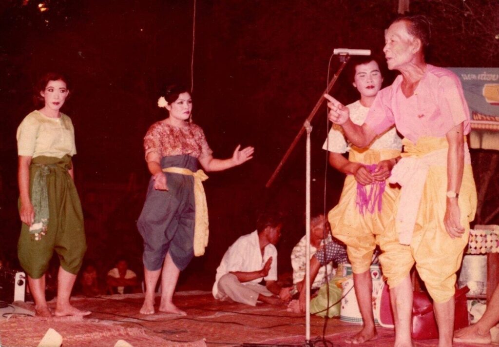 พ่อสุชิน ทวีเขตต์ พ่อเพลงฉ่อยเหนือ อ.หนองขาหย่าง จ.อุทัยธานี ขณะกำลังแสดงเพลงฉ่อยร่วมกับคณะ แม่แตงไทย บุญพาสุข เพลงฉ่อยบ้านหนองเบน จ.นครสวรรค์
