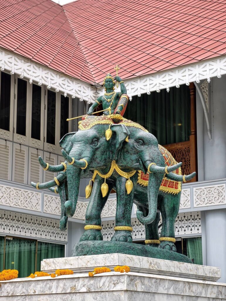 พระอินทร์ทรงช้าง หน้าพิพิธภัณฑ์สักทอง