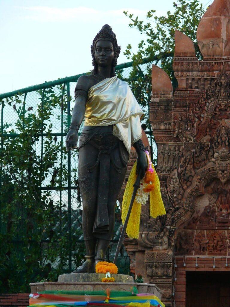 อนุสาวรีย์พระนางจามเทวี จังหวัดลำพูน