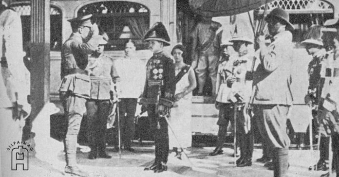 Cover-4 พระบาทสมเด็จพระปกเกล้าเจ้าอยู่หัว และสมเด็จพระนางเจ้ารำไพพรรณี พระบรมราชินี เสด็จพระราชดำเนินประพาสมณฑลพายัพ ขบวนรถไฟพระที่นั่งถึงยังสถานีเชียงใหม่ ประกอบเรื่อง ทรงได้รับมรดกที่น่าสลดใจ