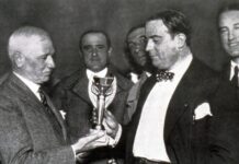 “เทพีไนกี้” (Nike) หรือ “เทพีแห่งชัยชนะ” บนถ้วยรางวัลฟุตบอลโลกถ้วยแรก Jules Rimet (ซ้าย) มอบถ้วยรางวัลฟุตบอลโลกให้กับประธาน AUF, Raúl Jude ในปี 1930 ประกอบเรื่อง เทพีแห่งชัยชนะ