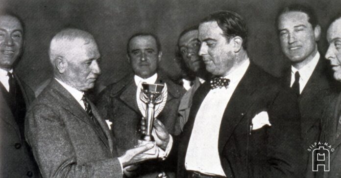 Cover photo Jules Rimet (ซ้าย) มอบถ้วยรางวัลฟุตบอลโลกให้กับประธาน AUF, Raúl Jude ในปี 1930 ประกอบเรื่อง เทพีแห่งชัยชนะ