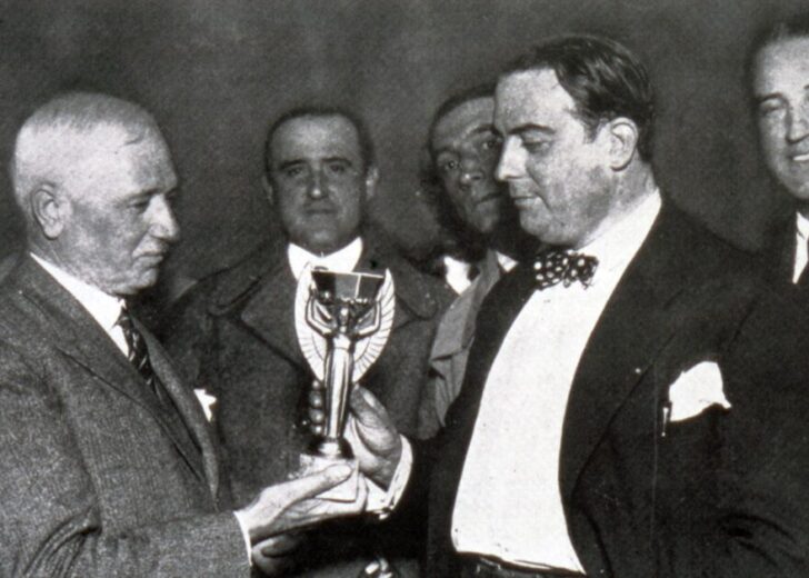 “เทพีไนกี้” (Nike) หรือ “เทพีแห่งชัยชนะ” บนถ้วยรางวัลฟุตบอลโลกถ้วยแรก Jules Rimet (ซ้าย) มอบถ้วยรางวัลฟุตบอลโลกให้กับประธาน AUF, Raúl Jude ในปี 1930 ประกอบเรื่อง เทพีแห่งชัยชนะ