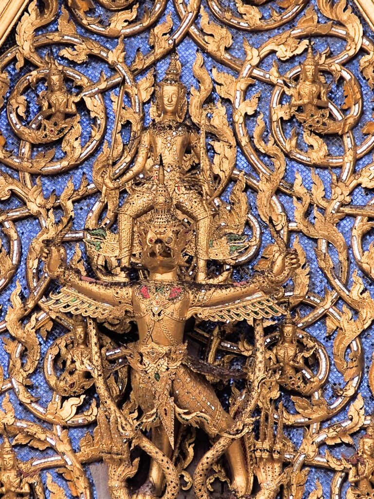 หน้าบัน พระอุโบสถ วัดพระศรีรัตนศาสดาราม วัดพระแก้ว ประติมากรรม พระนารายณ์ทรงสุบรรณ พระนารายณ์ทรงครุฑ ครุฑยุดนาค