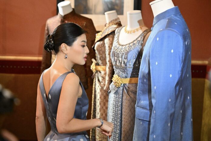 ไอคอนสยามน้อมสำนึกในพระมหากรุณาธิคุณ จัดงานผ้าไทยเดือนแม่