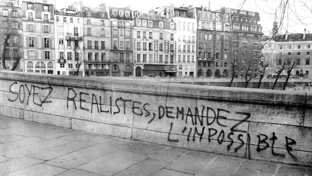 วลี Soyez réalistes - demandez l'impossible ที่เขียนบนกำแพง