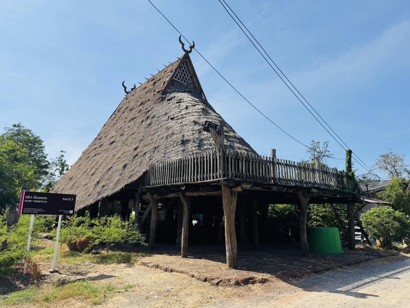 เรือนกระดองเต่าของชาวไทดำที่ศูนย์วัฒนธรรมสองชาติพันธุ์-ศูนย์ฟื้นฟูวัฒนธรรมไตดำโบราณ อ.อู่ทอง จ.สุพรรณบุรี (ภาพจาก เฟซบุ๊ก ที่นี่เมืองอู่ทอง สุพรรณบุรี)