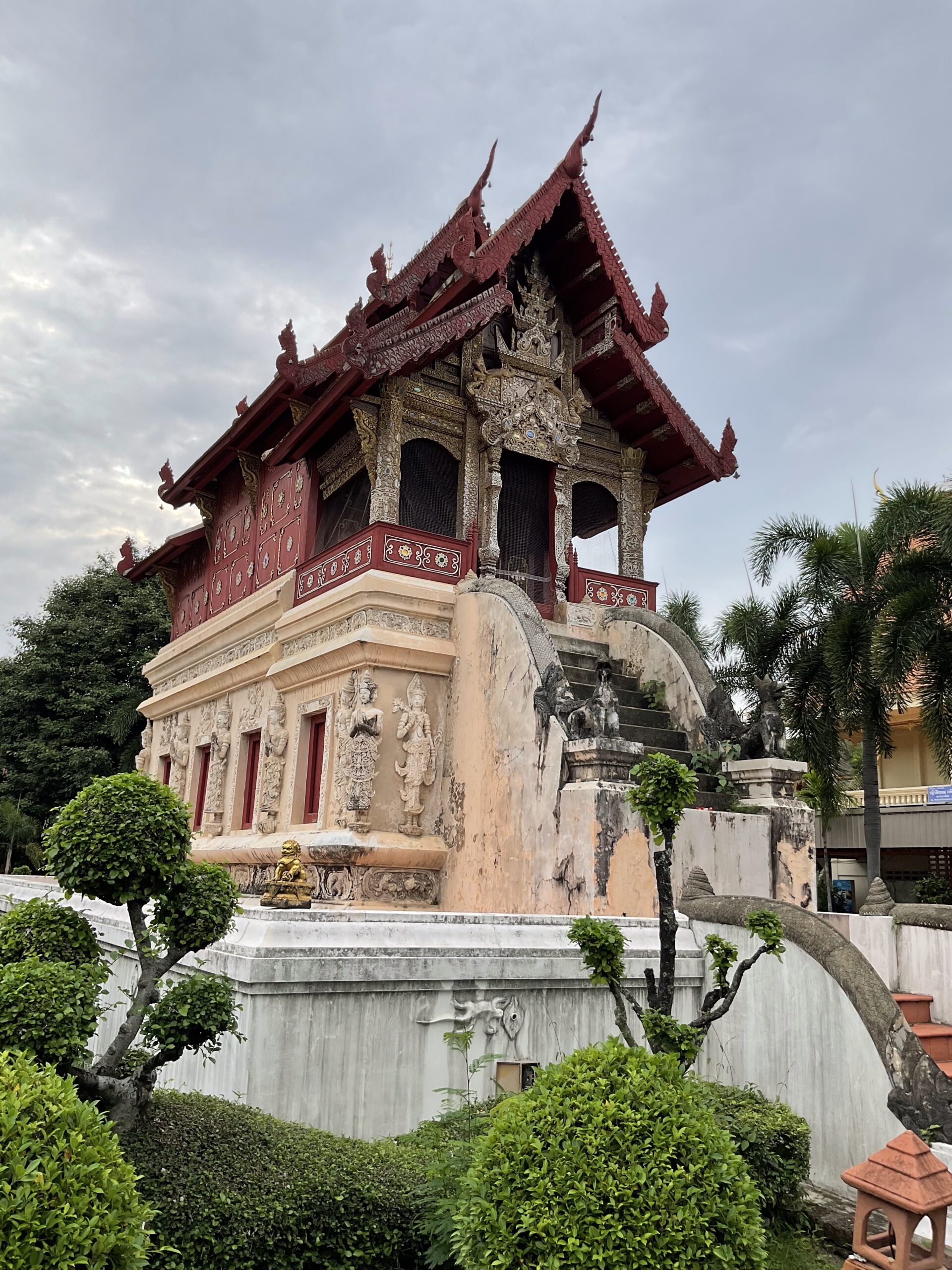 หอไตรที่หน้าวัด วัดพระสิงห์วรมหาวิหาร เป็นอาคารครึ่งปูนครึ่งไม้ มีลวดลายปูนปั้นสวยงาม