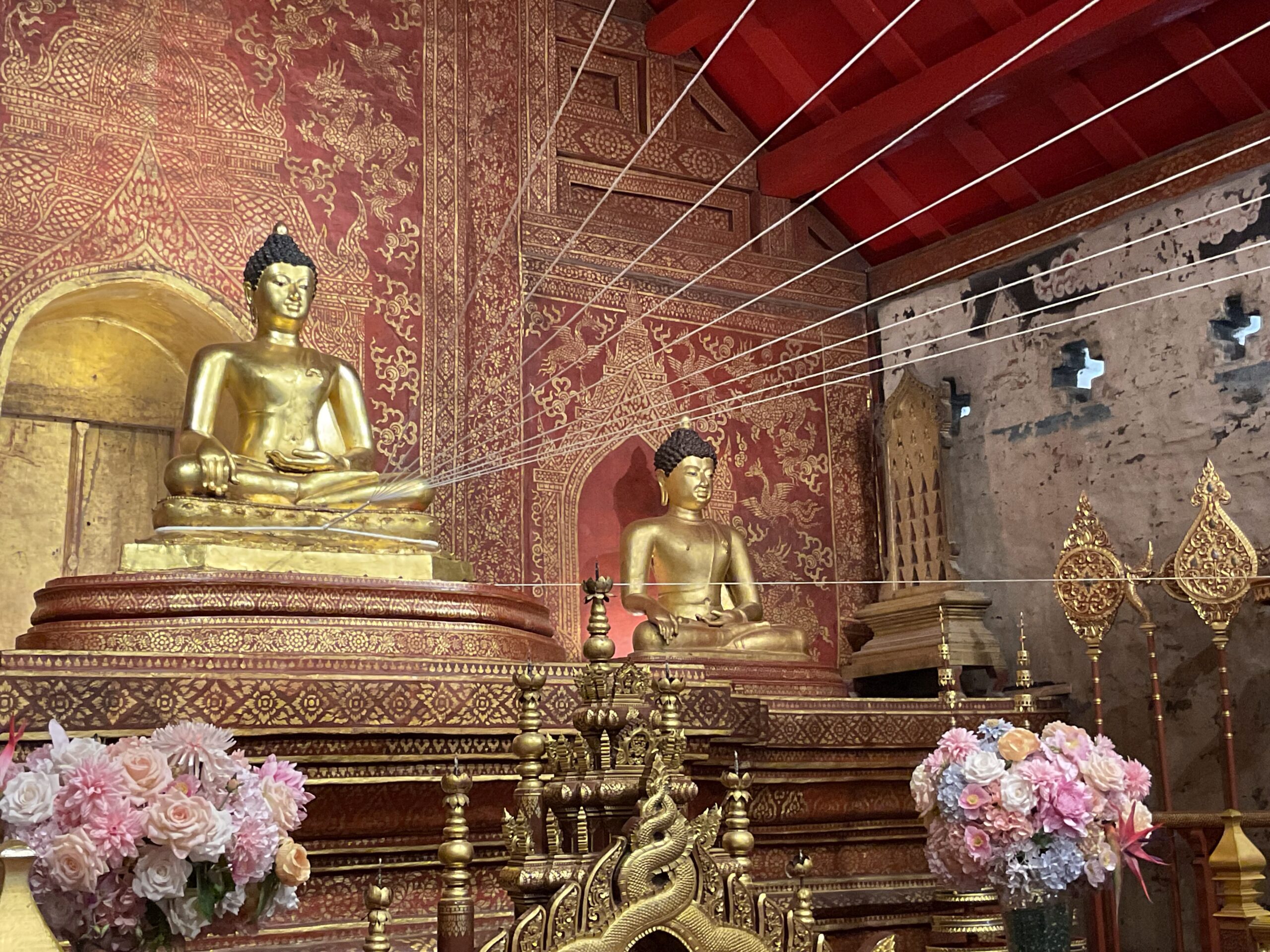 พระแผงไม้ในวิหารลายคำ วัดพระสิงห์ เชียงใหม่ ประดิษฐานอยู่ด้านซ้ายของพระสิงห์
