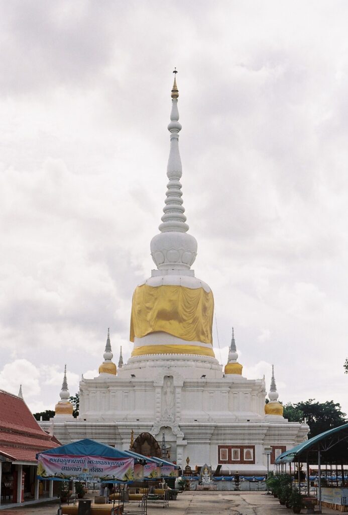 พระธาตุนาดูน จังหวัดมหาสารคาม เจดีย์สีขาว มีผ้าห่มสีทอง