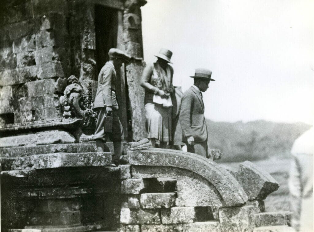 พระบาทสมเด็จพระปกเกล้าเจ้าอยู่หัวเสด็จ และสมเด็จพระนางเจ้ารำไพพรรณี เยือนโบราณสถาน บรมพุทโธ บนเกาะชวา