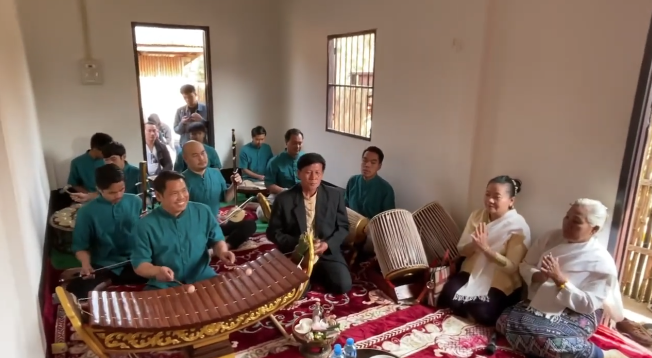 วงดนตรีพื้นเมืองหลวงพระบาง มีระนาด ซอ ฆ้องวง กลอง เป็นตัวอย่างของคำกล่าว "ลาวเหนือชอบฟังขับ ลาวใต้ชอบฟังลำ"