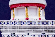 เสาหารประดับพระสาวก 8 องค์ ที่ “พระบรมธาตุ” นครศรีธรรมราช เป็นคติจากลังกาผสมผสานงานพื้นถิ่น เสาหารประดับพระสาวก 8 องค์