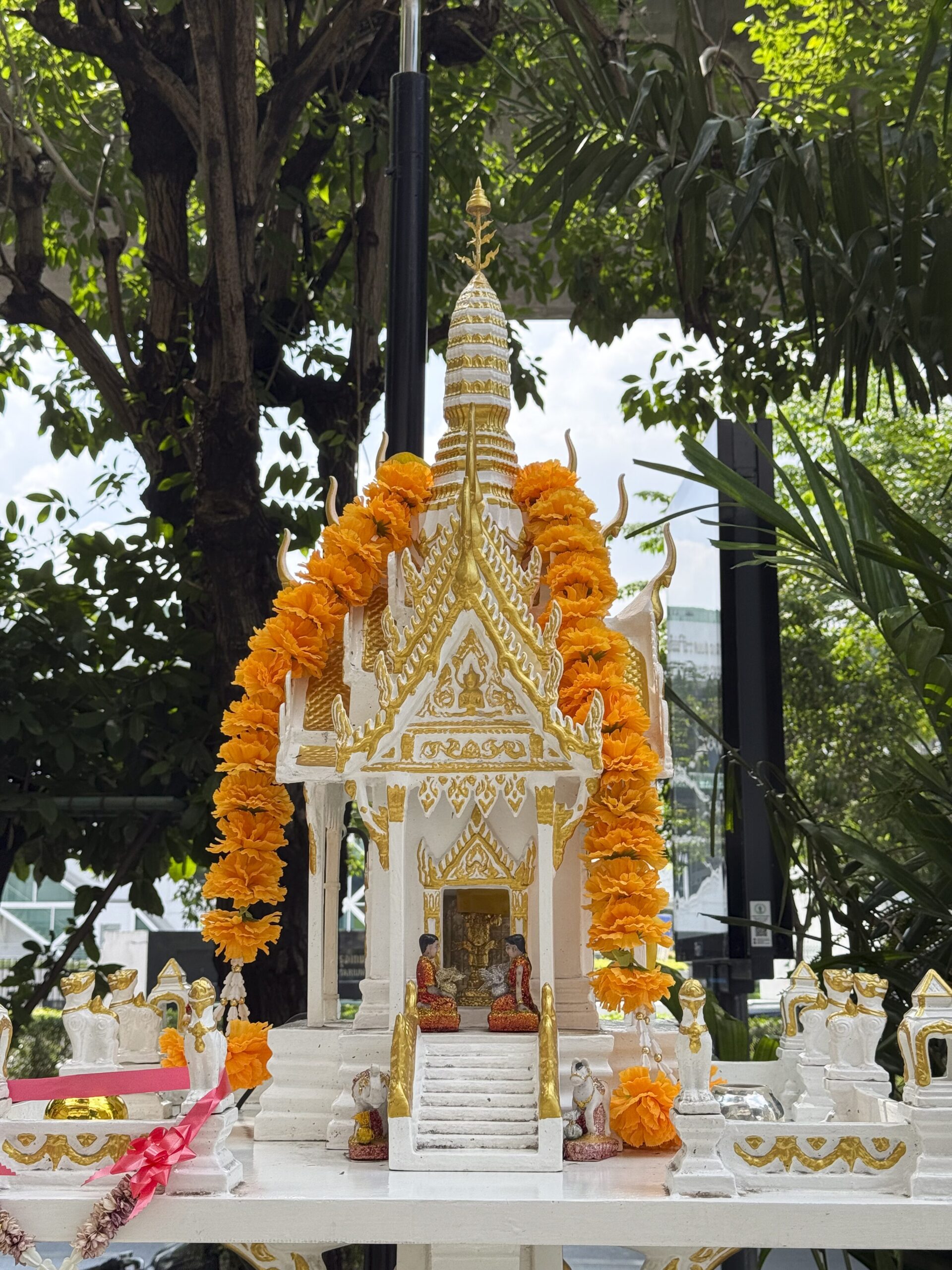 ศาลพระภูมิสีขาวทอง มีมาลัยคล้อง