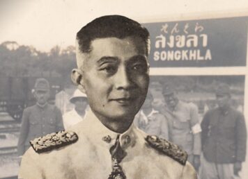 ผู้ว่าฯ สงขลาช่วงสงครามโลกครั้งที่ 2 ถูกกองทัพญี่ปุ่นรบกวนทั้งวันทั้งคืน ต้องคอยจัดการเรื่องวุ่นวายจนผมเปลี่ยนสี หลวงอังคณานุรักษ์ (สมถวิล เทพาคำ) และทหารญี่ปุ่นที่สถานีรถไฟสงขลาช่วงสงครามมหาเอเชียบูรพา (ภาพจาก "อนุสรณ์จากหลวงอังคณานุรักษ์" และ UNESCO)