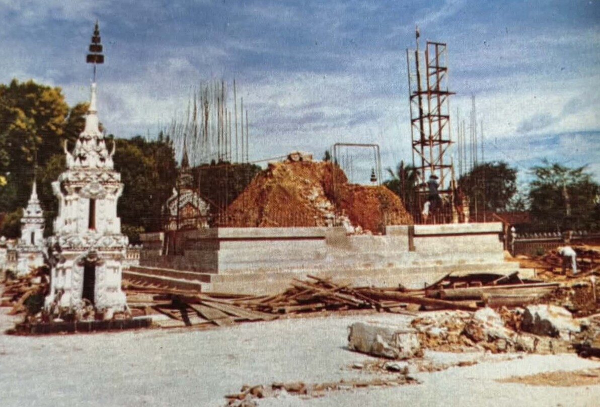 ภาพขณะเริ่มก่อสร้างพระธาตุพนมองค์ใหม่ อาลัยพระธาตุพนม