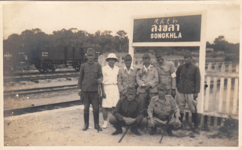 ทหารญี่ปุ่นถ่ายภาพที่หน้าป้ายสถานีรถไฟสงขลา ในยุค หลวงอังคณานุรักษ์ (สมถวิล เทพาคำ) เป็นผู้ว่าฯ สงขลา