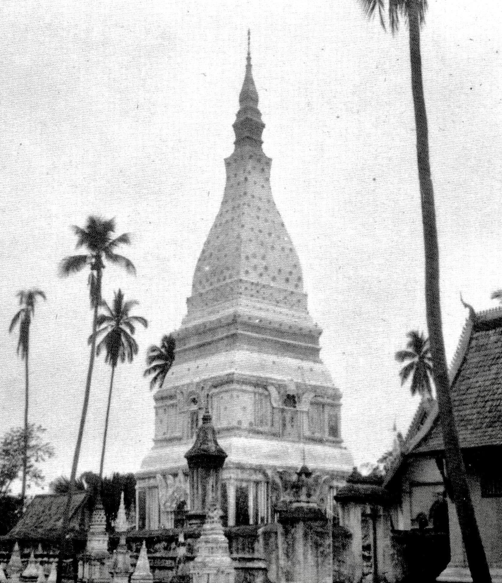 พระธาตุพนมองค์เดิม ก่อนถูกเสริมยอดในปี 2483-2484 สมเด็จฯ กรมพระยาดำรงราชานุภาพ เสด็จไปทอดพระเนตร